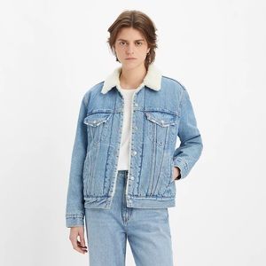 Levi’s EX-Boyfriend Sherpa Trucker Jacket